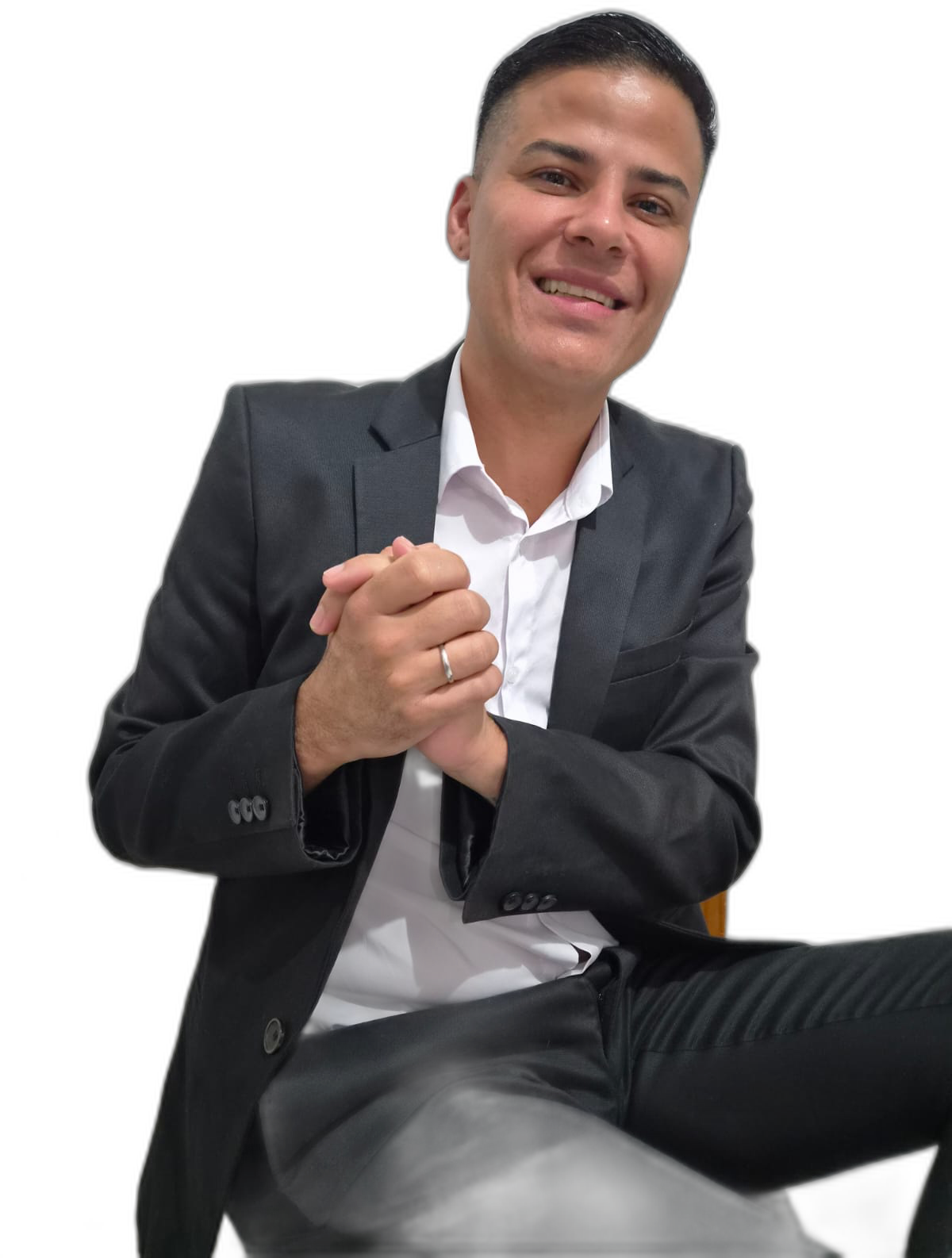 César sorrindo, sentado