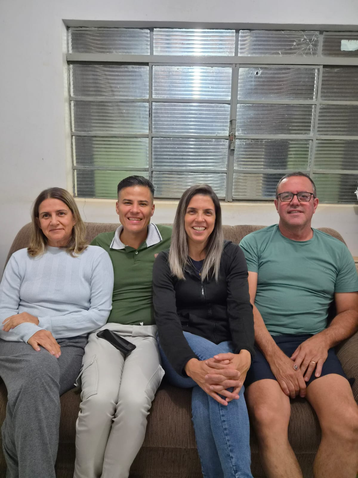 César no sofá com a família